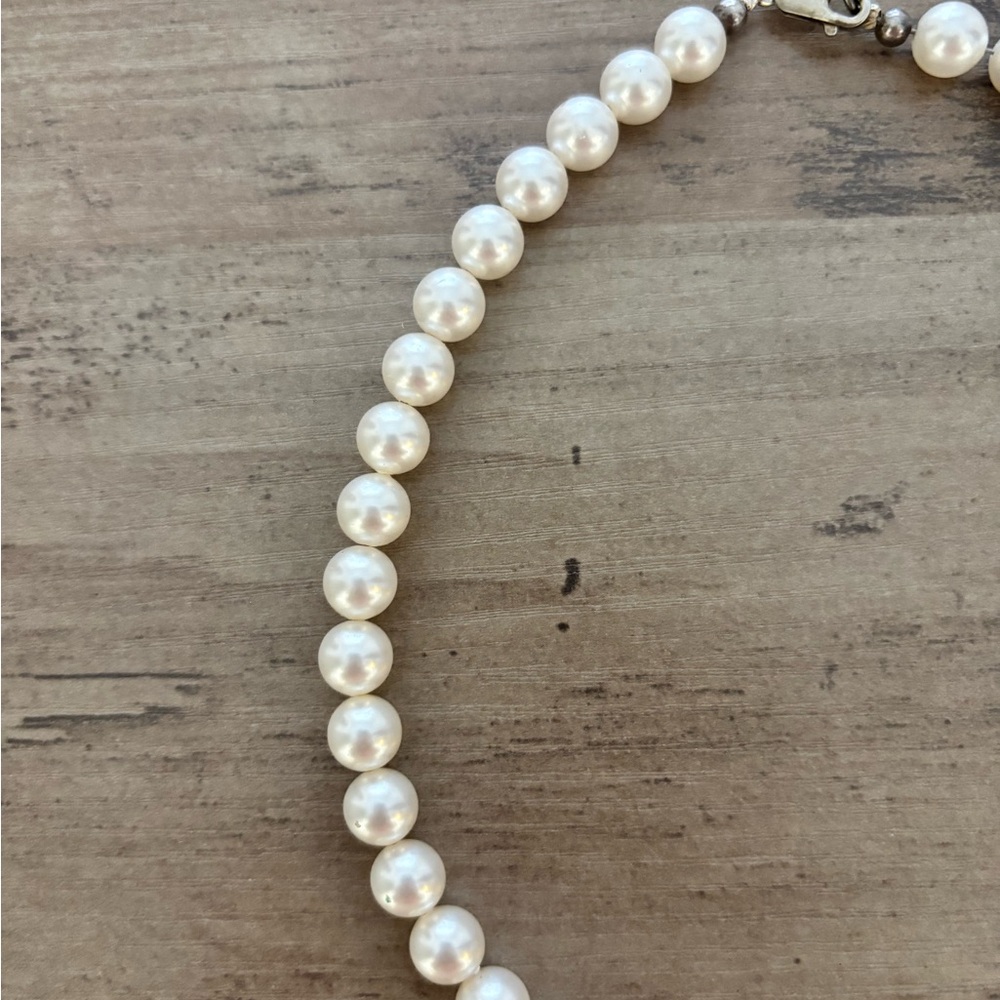 Vintage White Faux Pearl Necklace - Picture 5 of 6